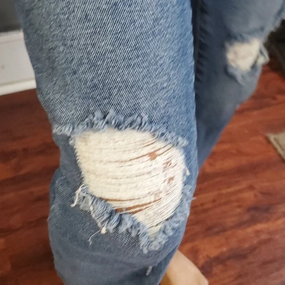 Good American distress blue crop ankle distressed jeans size 4/27 - Picture 6 of 13